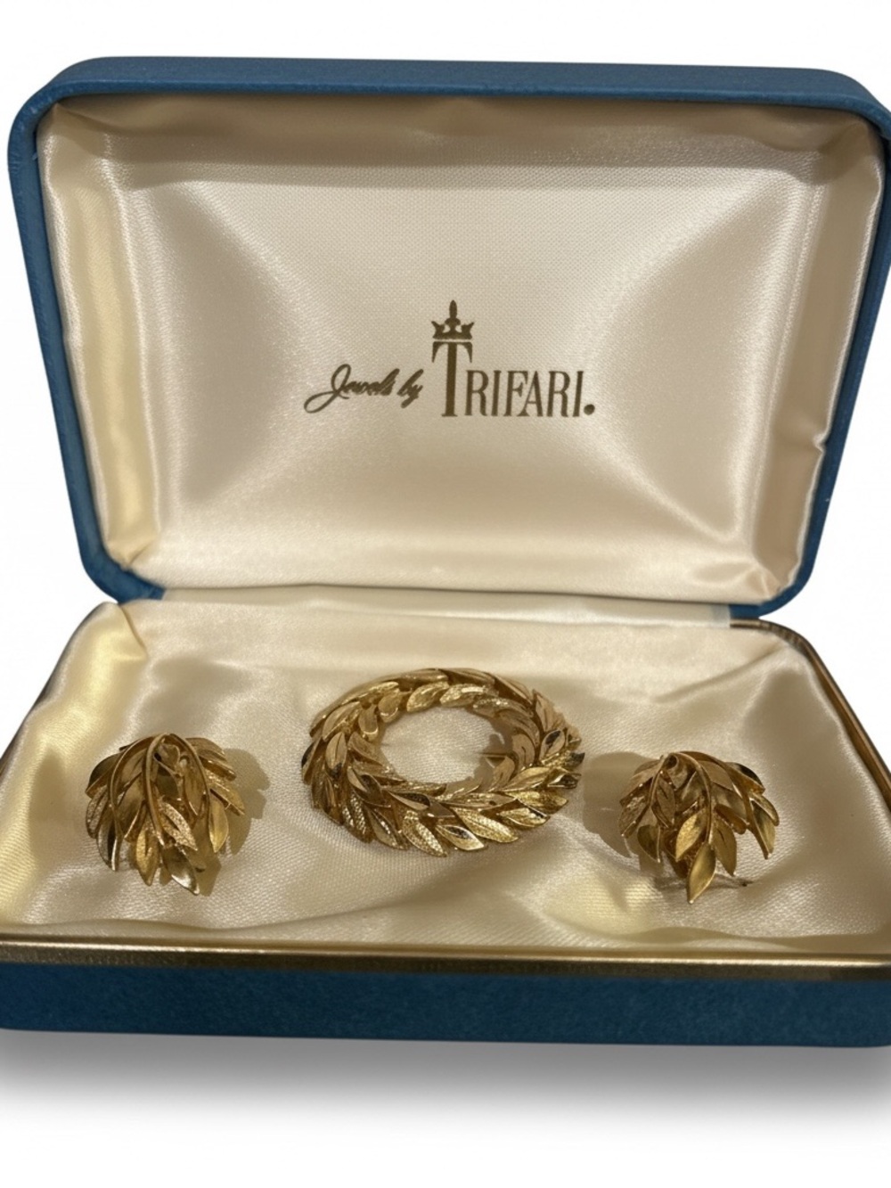 Vintage Crown Trifari Gold-Tone Leaf Wreath Brooch & Earrings Set Original Box